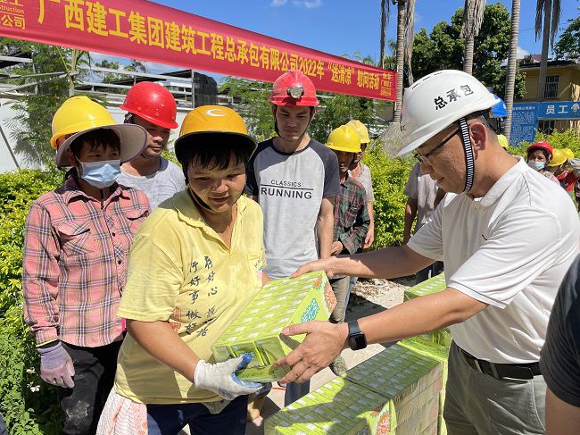 （修圖）陸烜為工人發(fā)放清涼慰問品。容芝雅 攝.jpg